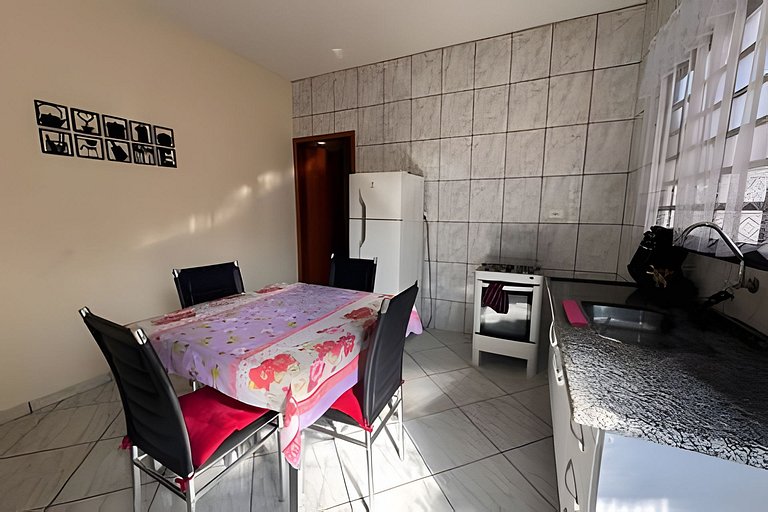 Casa há 4 minutos do centro + ar cond. e vaga