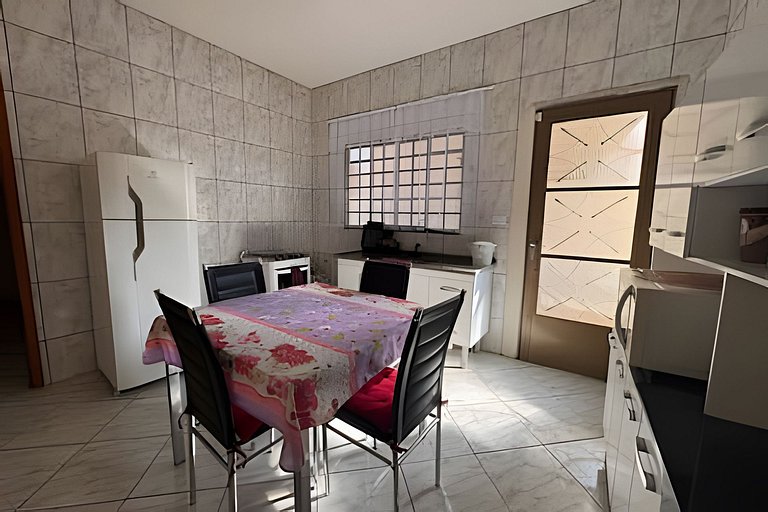 Casa há 4 minutos do centro + ar cond. e vaga