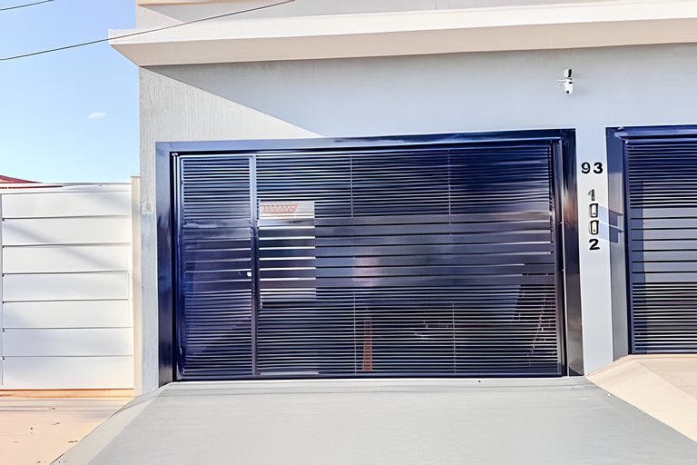 Flat em charmoso residencial + ar cond. e vaga