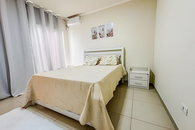 Flat em charmoso residencial + ar cond. e vaga