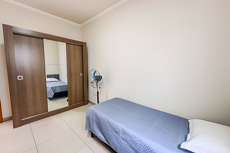 Flat em charmoso residencial + ar cond. e vaga