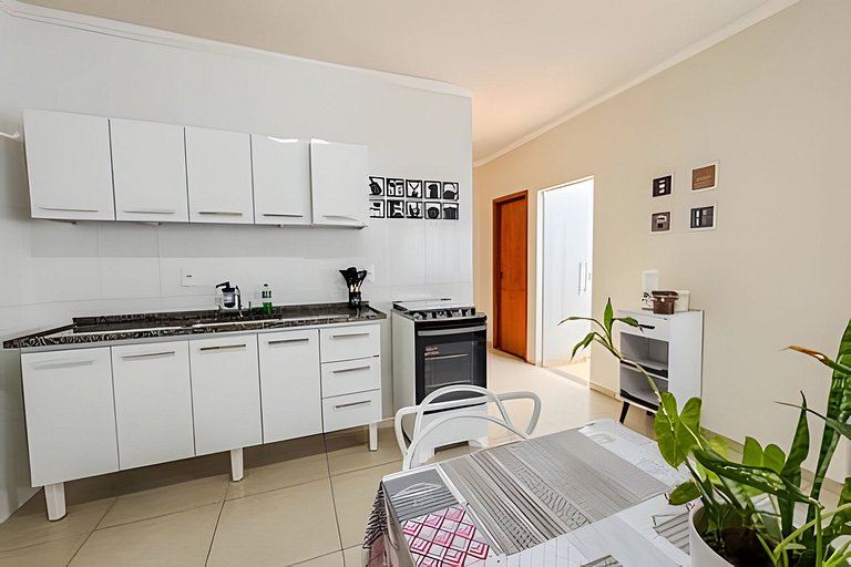 Flat em charmoso residencial + ar cond. e vaga