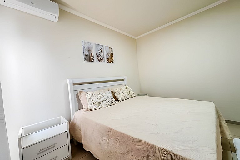 Flat em charmoso residencial + ar cond. e vaga