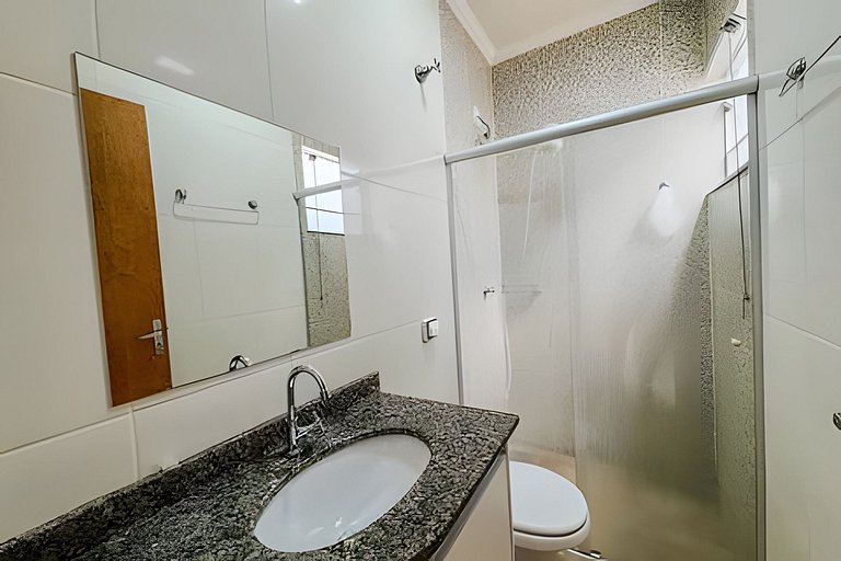 Flat em charmoso residencial + ar cond. e vaga