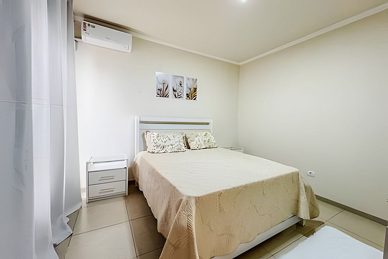 Flat em charmoso residencial + ar cond. e vaga