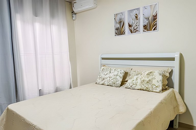 Flat em charmoso residencial + ar cond. e vaga