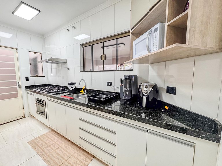 Casa em bairro nobre + 3 quartos com ar e 2 vagas