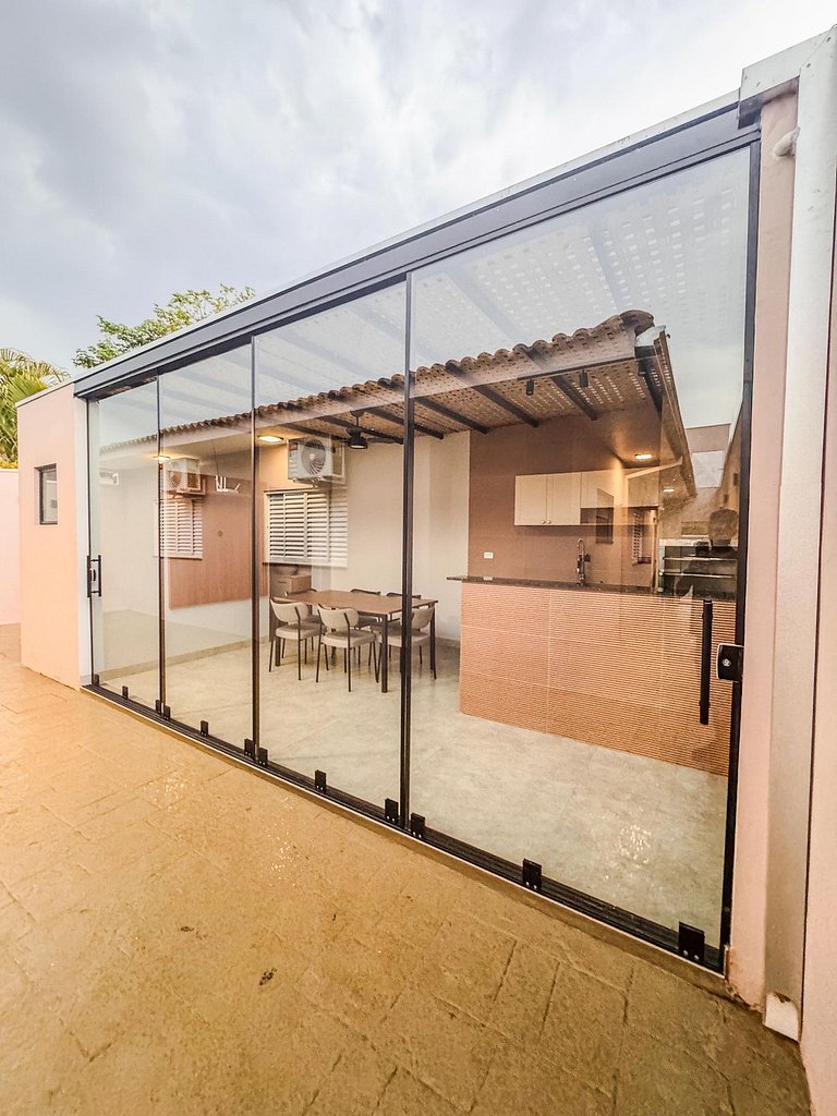 Casa em bairro nobre + 3 quartos com ar e 2 vagas