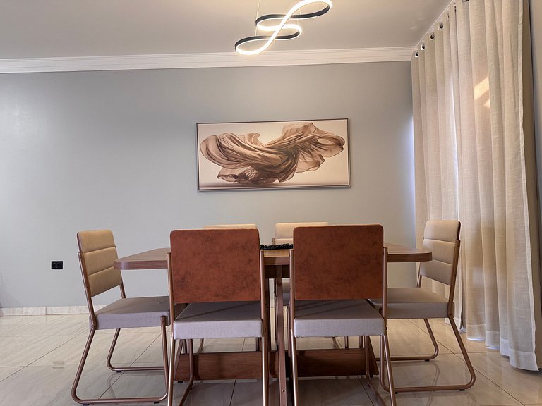 Casa em bairro nobre + 3 quartos com ar e 2 vagas