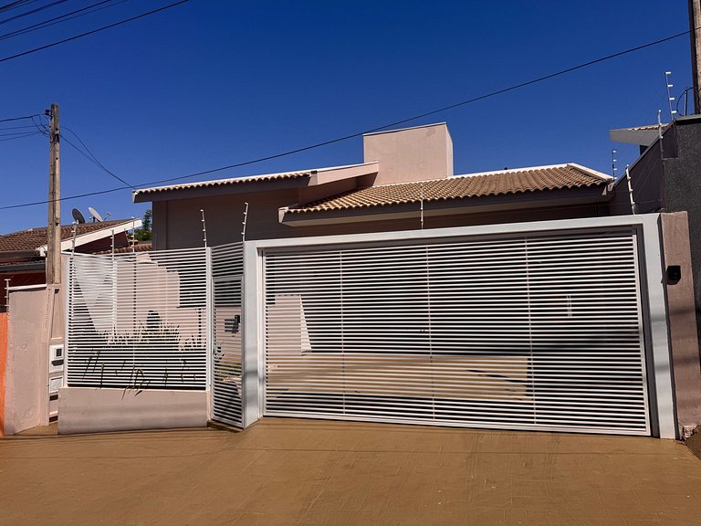 Casa em bairro nobre + 3 quartos com ar e 2 vagas