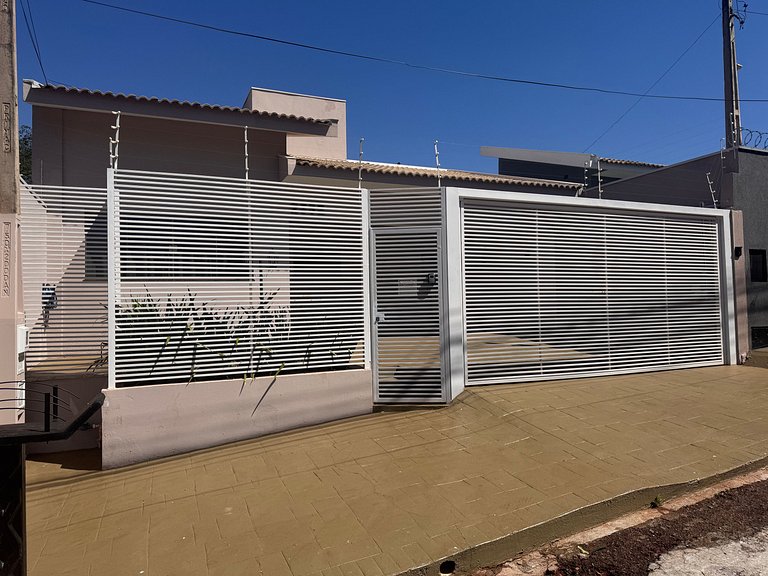 Casa em bairro nobre + 3 quartos com ar e 2 vagas