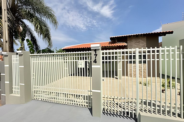 Casa c/ Suíte, Ar Cond, Área Gourmet, Bairro Nobre