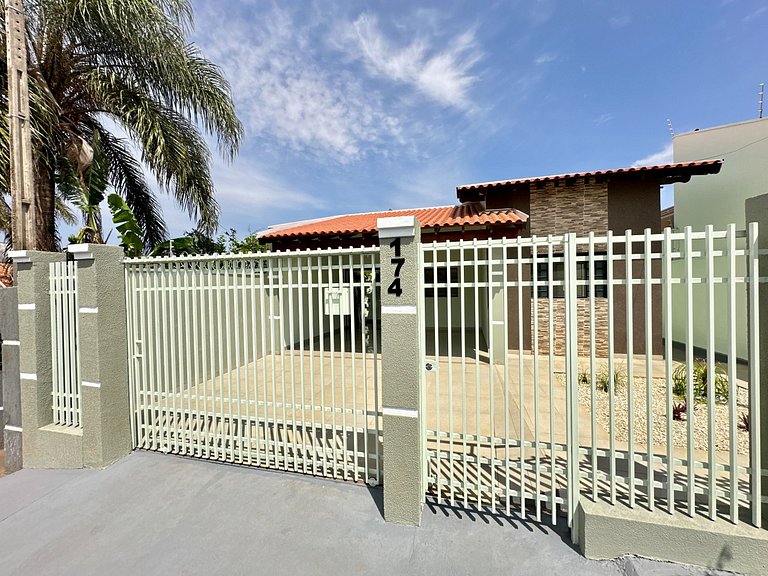 Casa linda e espaçosa + ar cond e 2 vagas