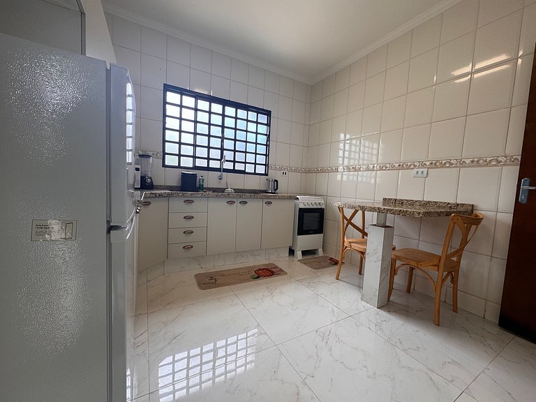 Casa linda e espaçosa + ar cond e 2 vagas