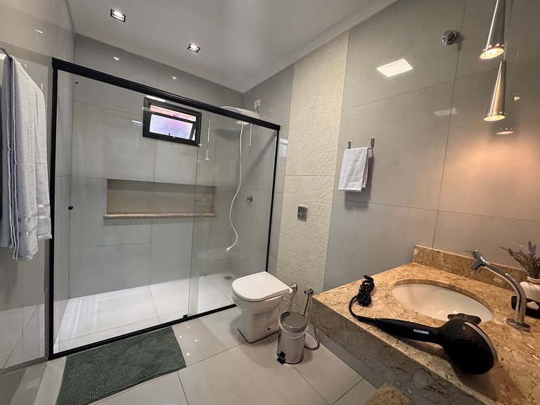 Casa linda e espaçosa + ar cond e 2 vagas