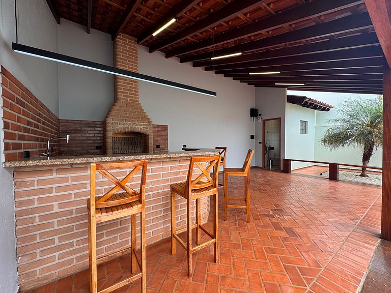 Casa linda e espaçosa + ar cond e 2 vagas