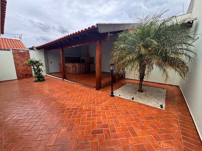 Casa linda e espaçosa + ar cond e 2 vagas