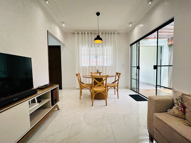 Casa linda e espaçosa + ar cond e 2 vagas