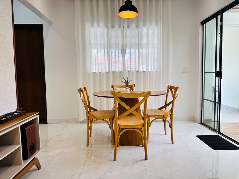 Casa linda e espaçosa + ar cond e 2 vagas