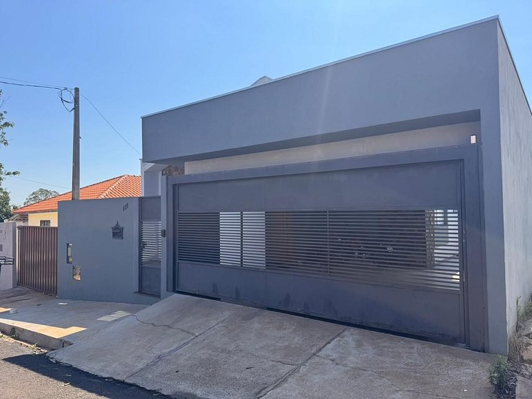 Casa completa + ar e vaga, perto parque Ecológico