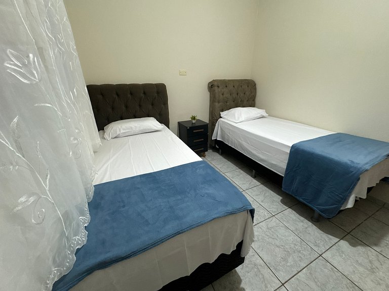 Casa completa + ar e vaga, perto parque Ecológico