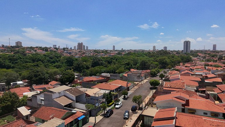 Casa completa + ar e vaga, perto parque Ecológico