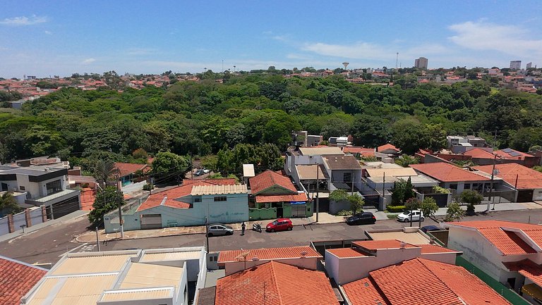 Casa completa + ar e vaga, perto parque Ecológico