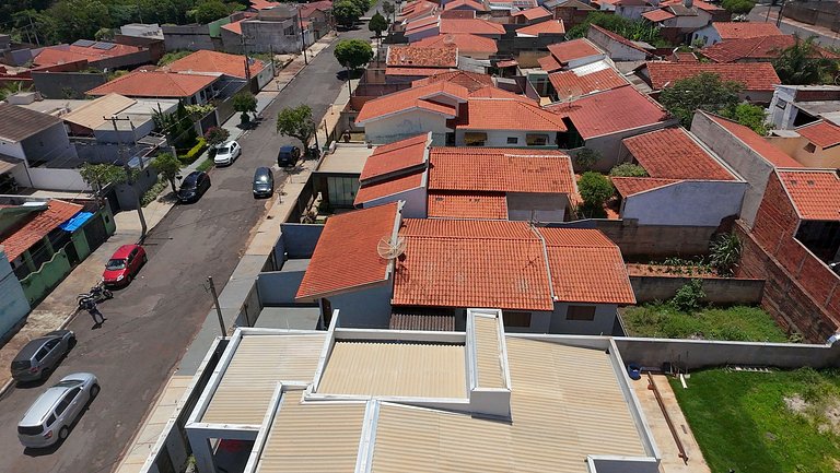 Casa completa + ar e vaga, perto parque Ecológico