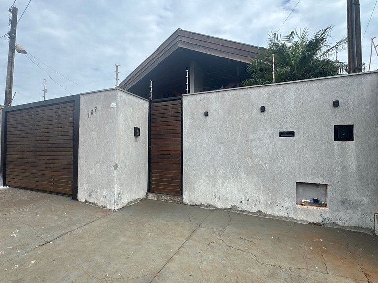 Casa com 2 vagas, ar condicionado perto da Fapi