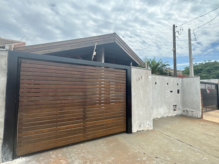 Casa com 2 vagas, ar condicionado perto da Fapi