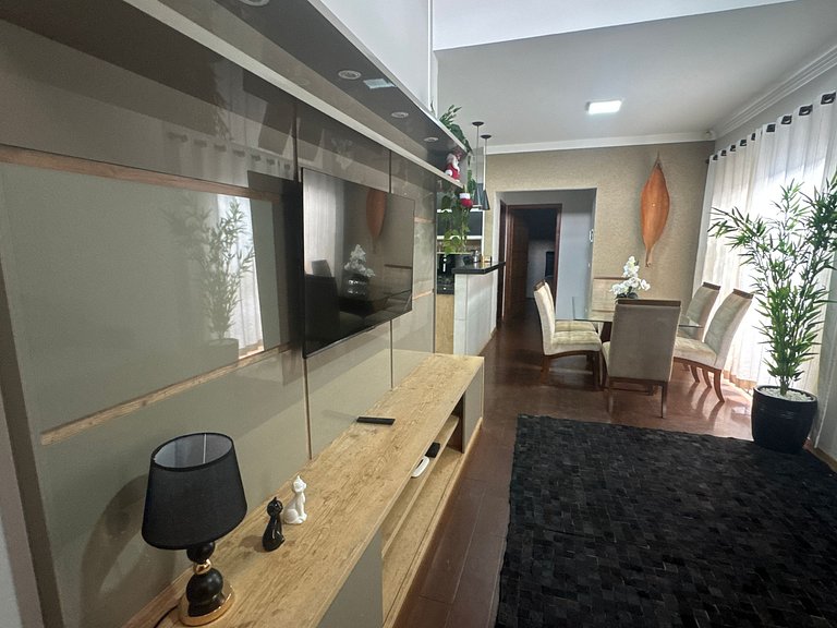 Casa com 2 vagas, ar condicionado perto da Fapi