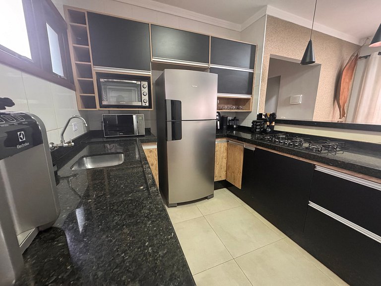 Casa com 2 vagas, ar condicionado perto da Fapi