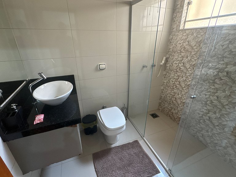 Casa com 2 vagas, ar condicionado perto da Fapi