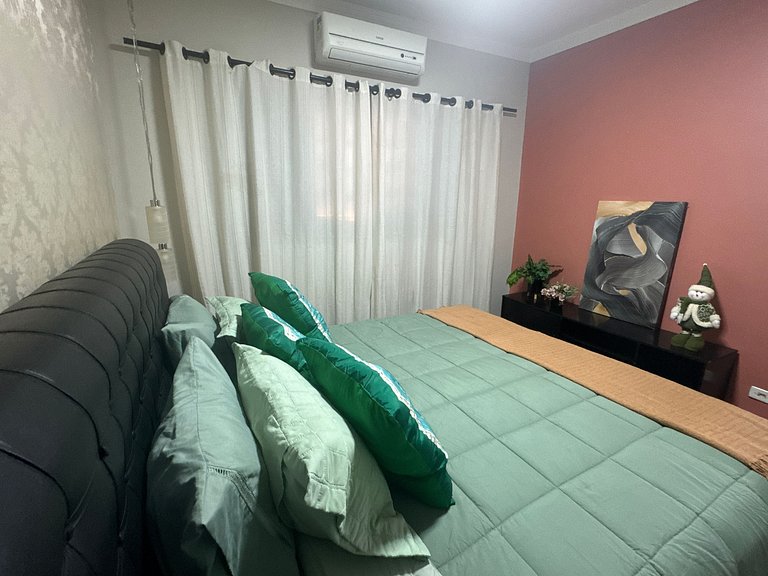 Casa com 2 vagas, ar condicionado perto da Fapi