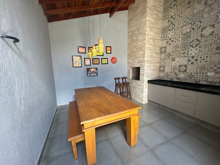 Casa com 2 vagas, ar condicionado perto da Fapi