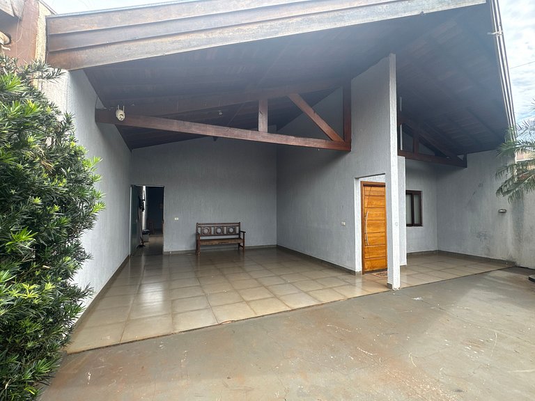 Casa com 2 vagas, ar condicionado perto da Fapi