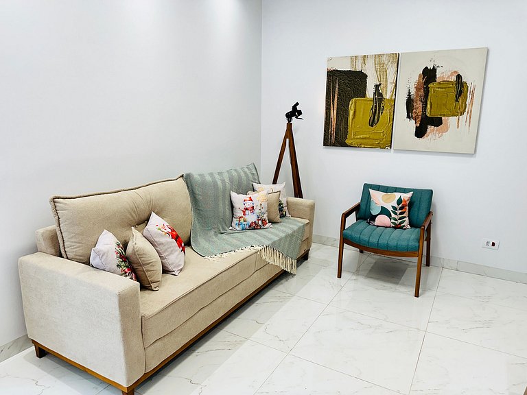 Casa c/ Suíte, Ar Cond, Área Gourmet, Bairro Nobre