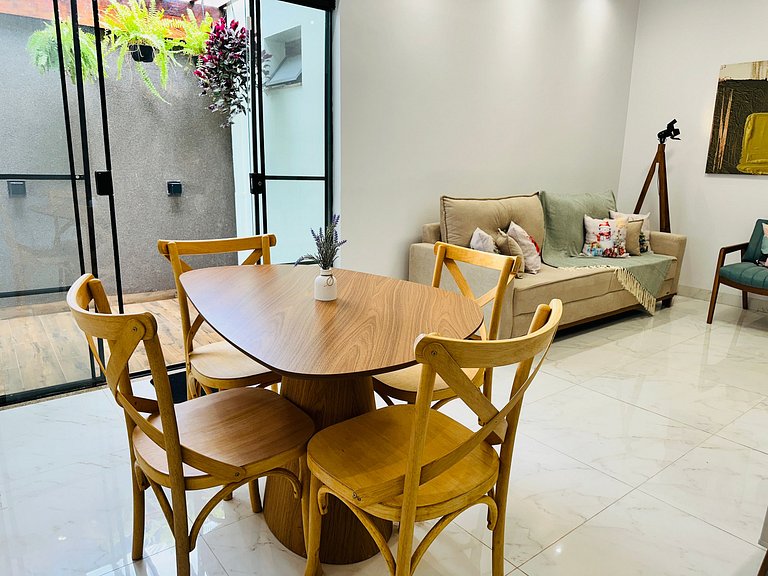 Casa c/ Suíte, Ar Cond, Área Gourmet, Bairro Nobre