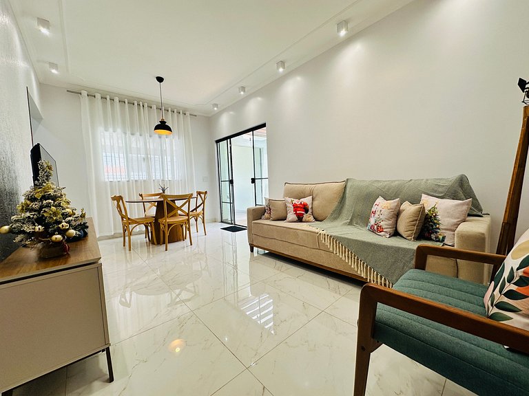 Casa c/ Suíte, Ar Cond, Área Gourmet, Bairro Nobre