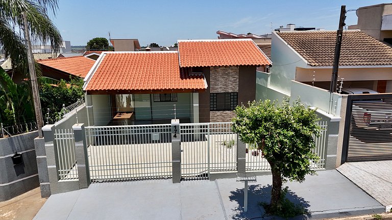 Casa c/ Suíte, Ar Cond, Área Gourmet, Bairro Nobre