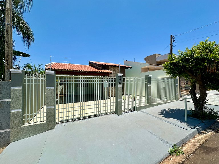 Casa c/ Suíte, Ar Cond, Área Gourmet, Bairro Nobre