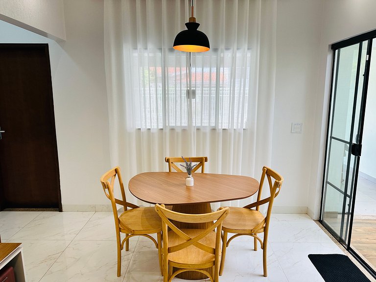 Casa c/ Suíte, Ar Cond, Área Gourmet, Bairro Nobre