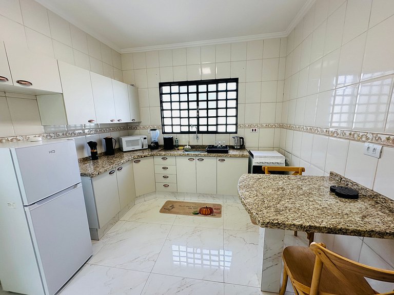 Casa c/ Suíte, Ar Cond, Área Gourmet, Bairro Nobre