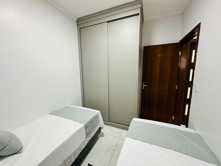 Casa c/ Suíte, Ar Cond, Área Gourmet, Bairro Nobre