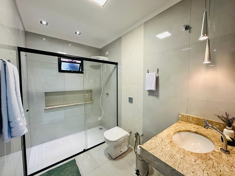 Casa c/ Suíte, Ar Cond, Área Gourmet, Bairro Nobre