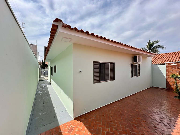 Casa c/ Suíte, Ar Cond, Área Gourmet, Bairro Nobre