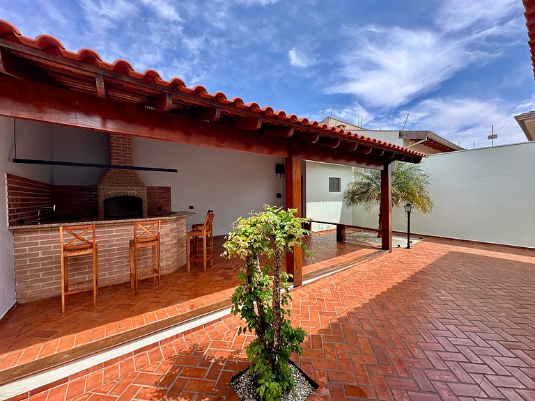 Casa c/ Suíte, Ar Cond, Área Gourmet, Bairro Nobre