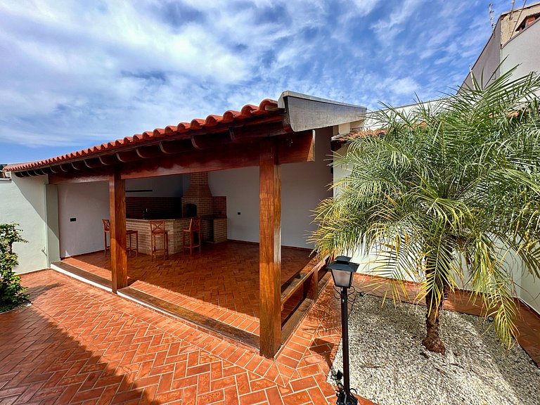 Casa c/ Suíte, Ar Cond, Área Gourmet, Bairro Nobre