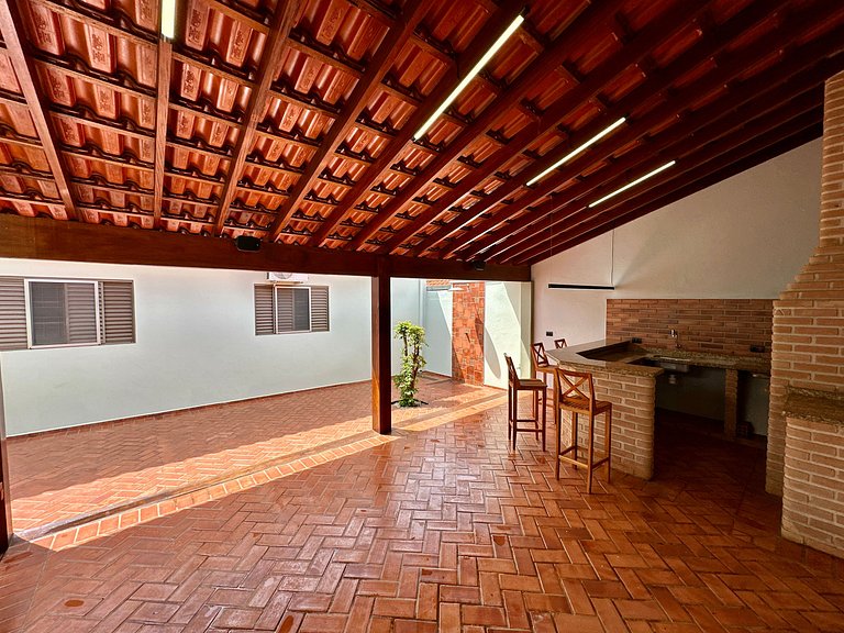 Casa c/ Suíte, Ar Cond, Área Gourmet, Bairro Nobre