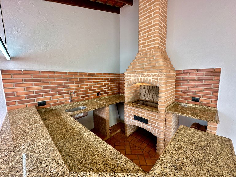 Casa c/ Suíte, Ar Cond, Área Gourmet, Bairro Nobre